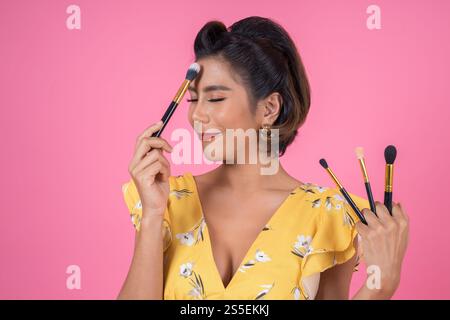 Portrait d'une femme avec un spectacle professionnel de pinceau à maquillage Banque D'Images