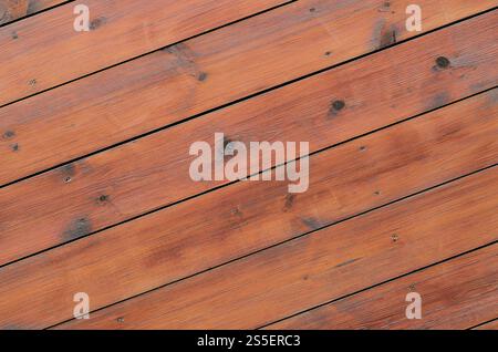 Fond en bois verni de l'extérieur de la cabine. Fond de surface de grain rugueux de planche de grange en bois brun. Fond en bois verni de l'extérieur de la cabine. Banque D'Images