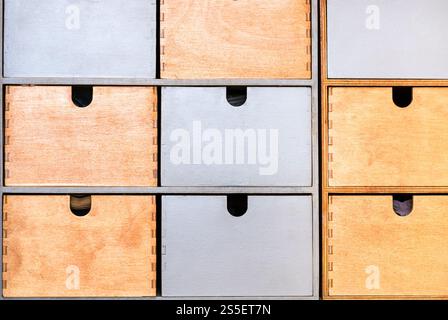 vue avant des tiroirs en bois peints fermés pour le rangement de petits objets dans le rack Banque D'Images