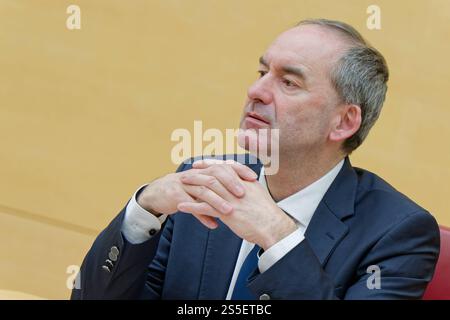 Hubert Aiwanger, Freie Wähler. 38. Plenarsitzung des Bayerischen Landtags Wirtschaftsminister und stellvertretender Bayerischer Ministerpräsident Hubert Aiwanger, FW , in der Regierungsbank. München Bayern Deutschland Copyright : xRolfxPossx Banque D'Images