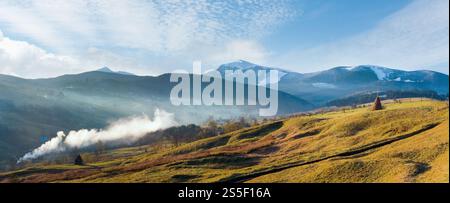 Petite pause matinale brumeuse en automne montagne carpathienne, Ukraine (Jasynja Village et Svydovets Range en FAR). Image d'assemblage à trois points. Banque D'Images