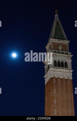 Venise, Italie - 12 janvier 2025 - sur la photo : marque tour et lune Banque D'Images