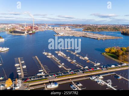 Vue aérienne de bateaux amarrés soigneusement dans des rangées parallèles à une marina, Helsinki, Finlande Banque D'Images