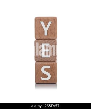 Cubes en bois avec l'inscription OUI sur un blanc. Banque D'Images