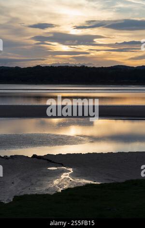 L'estuaire de la rivière Kent vu d'Arnside, regardant vers Grange-over-Sands, dans le sud de Cumbria, Royaume-Uni Banque D'Images