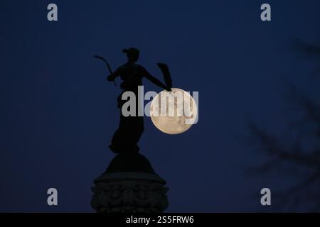 La première pleine lune de 2025, connue sous le nom de lune du loup, brille au-dessus de des Moines, Iowa, le matin du mardi 14 janvier 2025. Banque D'Images