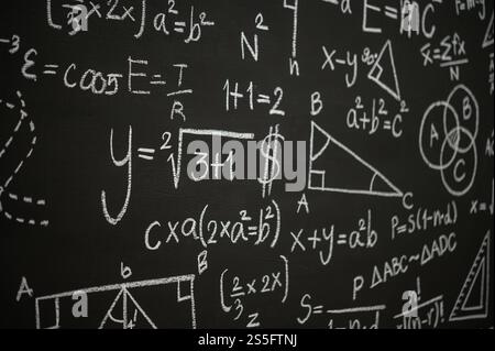 Tableau noir avec formules et calculs scientifiques en physique, mathématiques et circuits électriques. Sciences et éducation. Banque D'Images