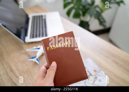 Femme réservant des billets en ligne. Recherche achat réservation de billets d'avion compagnies aériennes ou hôtel Agence de voyage et de tourisme Banque D'Images