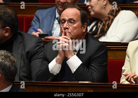 Paris, France. 14 janvier 2025. Julien Mattia/le Pictorium - discours de politique générale du premier ministre François Bayrou devant l'Assemblée nationale française - 14/01/2025 - France/Ile-de-France (région)/Paris - François Hollande, ancien président de la république, écoute François Bayrou. Le premier ministre François Bayrou prononce son discours de politique générale devant l’Assemblée nationale française, le 14 janvier 2025. Crédit : LE PICTORIUM/Alamy Live News Banque D'Images