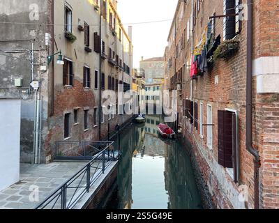 Canal étroit et immeubles d'appartements dans le sestiere de Cannaregio après-midi dans la ville de Venise Banque D'Images