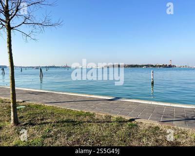 Vue sur la lagune vénitienne depuis la promenade du quartier Lido di Venezia de la ville de Venise en février morming Banque D'Images