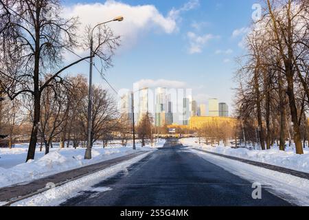 Vue sur les gratte-ciels du quartier de Moscou depuis le parc de Poklonnaya Gora le jour d'hiver ensoleillé Banque D'Images