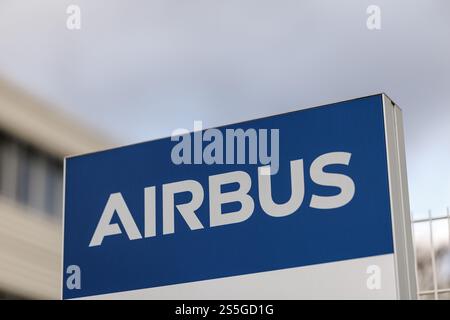 Taufkirchen, Allemagne. 10 janvier 2025. Le lettrage et le logo d'Airbus se sont visibles le 10 janvier 2025 dans un bureau de la division Défense et espace d'Airbus à Ottobrunn/Taufkirchen, dans le quartier de Munich (Bavière). Airbus se est la deuxième plus grande entreprise de défense d'Europe et l'une des plus grandes entreprises spatiales au monde. Crédit : Matthias Balk/dpa/Alamy Live News Banque D'Images