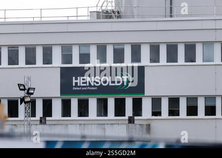 Taufkirchen, Allemagne. 10 janvier 2025. Le lettrage et le logo de la société d'armement Hensoldt AG sont visibles sur la façade du siège de la société de défense et de technologie aérospatiale à Taufkirchen près de Munich (Bavière) le 10 janvier 2025. Ses principaux domaines de produits sont les radars et les systèmes optoélectroniques, la guerre électronique et l'avionique. Crédit : Matthias Balk/dpa/Alamy Live News Banque D'Images