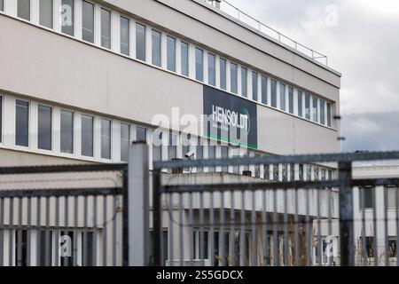 Taufkirchen, Allemagne. 10 janvier 2025. Le lettrage et le logo de la société d'armement Hensoldt AG sont visibles sur la façade du siège de la société de défense et de technologie aérospatiale à Taufkirchen près de Munich (Bavière) le 10 janvier 2025. Ses principaux domaines de produits sont les radars et les systèmes optoélectroniques, la guerre électronique et l'avionique. Crédit : Matthias Balk/dpa/Alamy Live News Banque D'Images