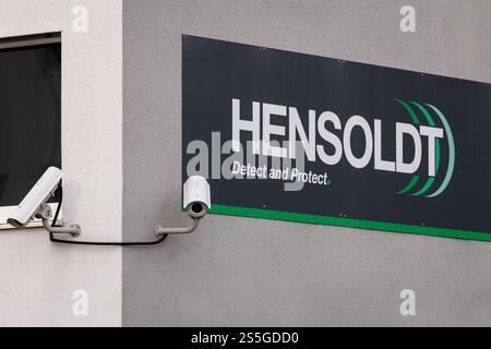 Taufkirchen, Allemagne. 10 janvier 2025. Le lettrage et le logo de la société d'armement Hensoldt AG sont visibles sur la façade du siège de la société de défense et de technologie aérospatiale à Taufkirchen près de Munich (Bavière) le 10 janvier 2025. Ses principaux domaines de produits sont les radars et les systèmes optoélectroniques, la guerre électronique et l'avionique. Crédit : Matthias Balk/dpa/Alamy Live News Banque D'Images
