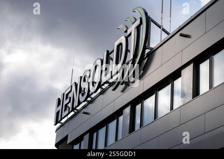 Taufkirchen, Allemagne. 10 janvier 2025. Le lettrage et le logo de la société d'armement Hensoldt AG sont visibles sur la façade du siège de la société de défense et de technologie aérospatiale à Taufkirchen près de Munich (Bavière) le 10 janvier 2025. Ses principaux domaines de produits sont les radars et les systèmes optoélectroniques, la guerre électronique et l'avionique. Crédit : Matthias Balk/dpa/Alamy Live News Banque D'Images