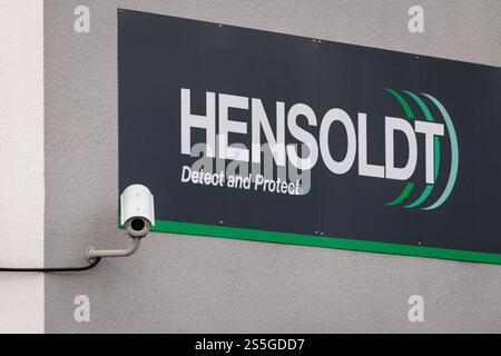 Taufkirchen, Allemagne. 10 janvier 2025. Le lettrage et le logo de la société d'armement Hensoldt AG sont visibles sur la façade du siège de la société de défense et de technologie aérospatiale à Taufkirchen près de Munich (Bavière) le 10 janvier 2025. Ses principaux domaines de produits sont les radars et les systèmes optoélectroniques, la guerre électronique et l'avionique. Crédit : Matthias Balk/dpa/Alamy Live News Banque D'Images