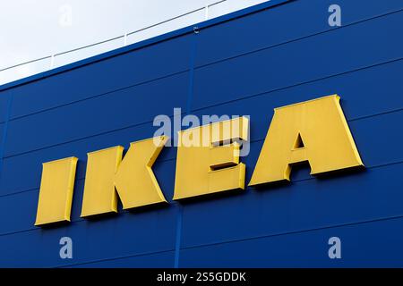 Taufkirchen, Allemagne. 10 janvier 2025. Le logo du magasin de meubles IKEA est visible sur la façade du magasin Ikea Munich-Brunnthal à Taufkirchen près de Munich (Bavière) le 10 janvier 2025. La société IKEA est un groupe multinational de meubles. Crédit : Matthias Balk/dpa/Alamy Live News Banque D'Images