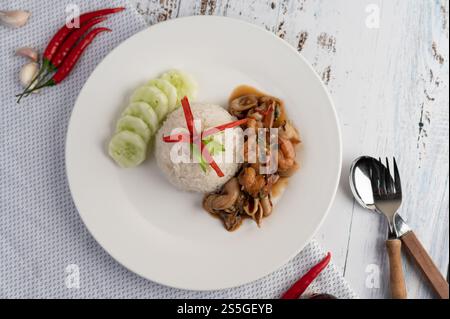 Riz recouvert de basilic sauté avec calmars et crevettes. Banque D'Images