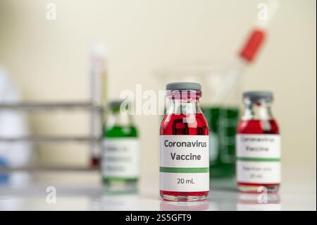 Le vaccin contre le covid-19 est en rouge et vert dans des bouteilles placées sur le sol. Mise au point sélective. Banque D'Images