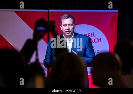 Kiel, Deutschland. 14 janvier 2025. 14.01.2025, Politik, Bundestagswahl 2025, Wahlkampf, Klingbeil im Gespräch, Parteivorsitzender der SPD Lars Klingbeil, Foto : Dennis Ewert/RHR-FOTO/dpa/Alamy Live News Banque D'Images