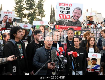 Jérusalem, Israël. 14 janvier 2025. Des représentants des familles d’otages s’adressent à la presse après avoir rencontré le premier ministre israélien Benjamin Netanyahu dans son bureau à Jérusalem, le mardi 14 janvier 2025. Les fonctionnaires disent qu'un accord pourrait être conclu bientôt. Photo de Debbie Hill/ crédit : UPI/Alamy Live News Banque D'Images