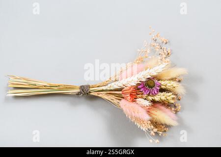 vue de dessus du bouquet de fleurs séchées et des épillets sur fond gris Banque D'Images