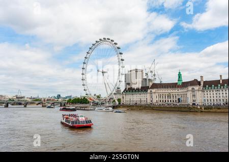 Londres/Angleterre - 16 juin 2017 : une croisière en bateau navigue le long de la Tamise avec le London Eye en arrière-plan. Banque D'Images