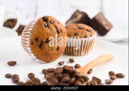 Cupcakes à la banane mélangés avec des pépites de chocolat sur une assiette blanche. Banque D'Images
