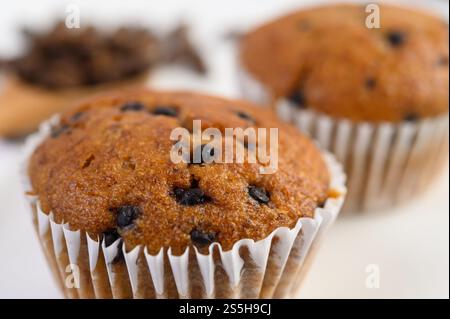 Cupcakes à la banane mélangés avec des pépites de chocolat sur une assiette blanche. Banque D'Images