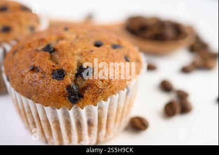 Cupcakes à la banane mélangés avec des pépites de chocolat sur une assiette blanche. Banque D'Images