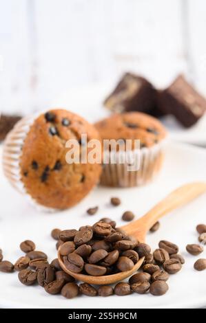 Cupcakes à la banane mélangés avec des pépites de chocolat sur une assiette blanche. Banque D'Images