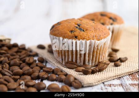 Cupcakes à la banane mélangés avec des pépites de chocolat sur une assiette blanche. Banque D'Images