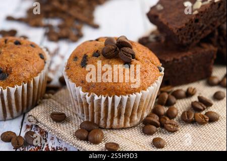 Cupcakes à la banane mélangés avec des pépites de chocolat sur une assiette blanche. Banque D'Images