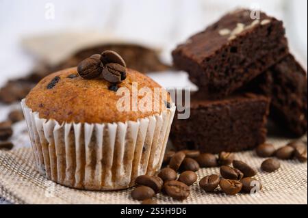 Cupcakes à la banane mélangés avec des pépites de chocolat sur une assiette blanche. Banque D'Images
