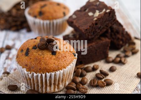 Cupcakes à la banane mélangés avec des pépites de chocolat sur une assiette blanche. Banque D'Images