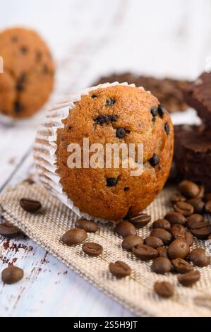 Cupcakes à la banane mélangés avec des pépites de chocolat sur une assiette blanche. Banque D'Images