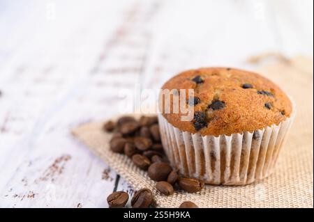 Cupcakes à la banane mélangés avec des pépites de chocolat sur une assiette blanche. Banque D'Images