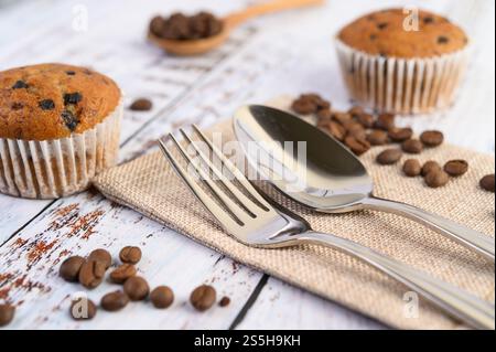 Cupcakes à la banane mélangés avec des pépites de chocolat sur une assiette blanche. Banque D'Images