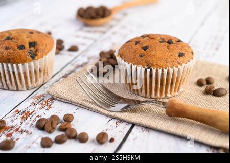 Cupcakes à la banane mélangés avec des pépites de chocolat sur une assiette blanche. Banque D'Images