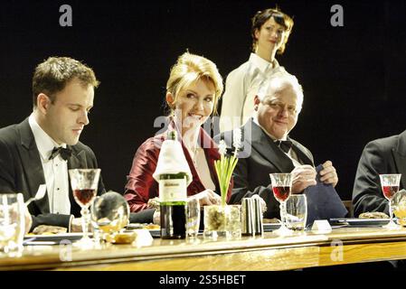 de gauche à droite : Jonny Lee Miller (Christian), Jane Asher (Else), Robert Pugh (Helge) avec (arrière) Ruth Millar (Pia) à FESTEN au Almeida Theatre, Londres N1 25/03/2004 adapté par David Eldridge du film et de la pièce de Thomas Vinterberg, Mogens Rukov & Bo hr. Hansen musique : Orlando Gough décor : Ian MacNeil costumes : Joan Wadge éclairage : Jean Kalman réalisateur : Rufus Norris Banque D'Images