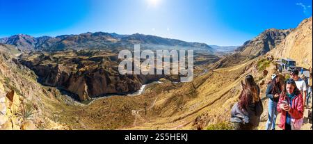Colca Canyon à Arequipa. Situé dans la vallée de Colca, le Canyon est l'une des principales destinations touristiques non seulement à Arequipa, mais aussi au Pérou. Banque D'Images