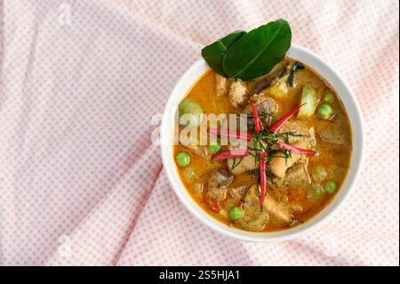 Poulet épicé sautés avec aubergines thaïlandaises. Vue de dessus Banque D'Images