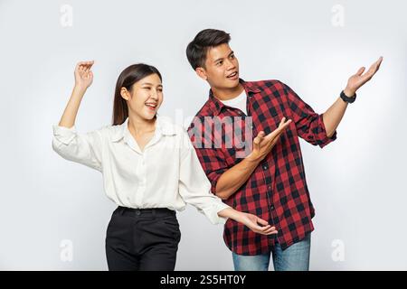 Les hommes et les femmes portaient des chemises et tenaient heureusement leurs mains sur le côté. Banque D'Images
