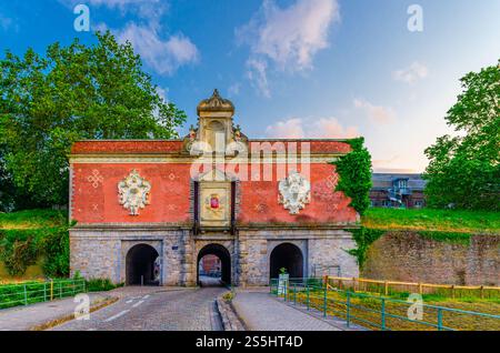 Porte de Gand immeuble en briques porte de Gand, entrée dans la ville de Lille, Vieux Lille quartier vieille ville centre historique, Flandre française, département du Nord, H. Banque D'Images