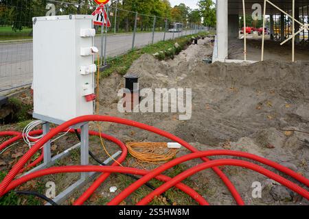 Armoire de distribution électrique extérieure temporaire sur un chantier de construction avec plusieurs prises biphasées et triphasées pour l'alimentation de l'équipement Banque D'Images