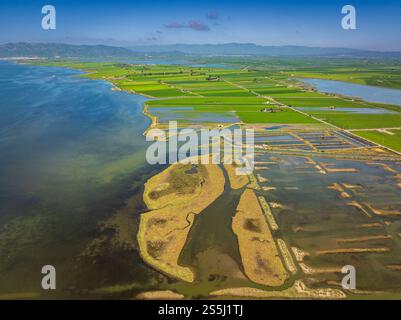 Vue aérienne des vieilles salines de Sant Antoni, l'actuel delta Natura de Món, qui sont actuellement des zones humides dans le delta de l'Èbre (Catalogne, Espagne) Banque D'Images