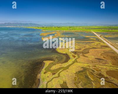 Vue aérienne des vieilles salines de Sant Antoni, l'actuel delta Natura de Món, qui sont actuellement des zones humides dans le delta de l'Èbre (Catalogne, Espagne) Banque D'Images