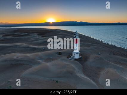 Coucher de soleil au phare de Fangar, à Punta del Fangar, dans le delta de l'Èbre (Baix Ebre, Tarragone, Catalogne, Espagne) ESP : Atardecer en el faro del Fangar Banque D'Images